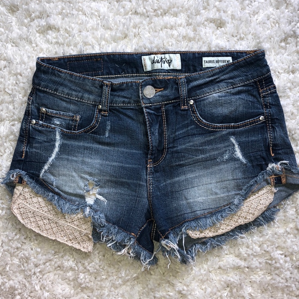 shorts with knitted pockets